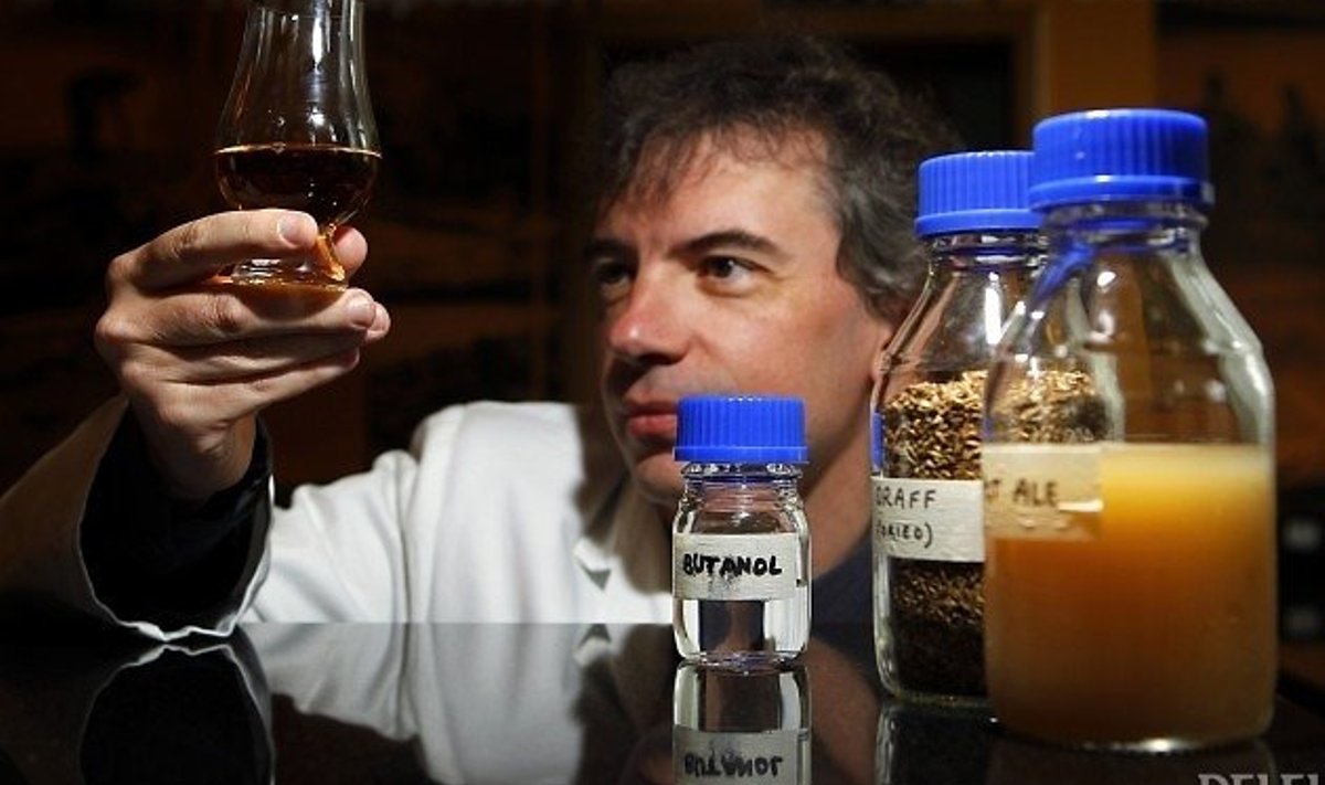 Professor Martin Tangey uue biokütuse üle rõõmustamas. Foto David Moir, Reuters