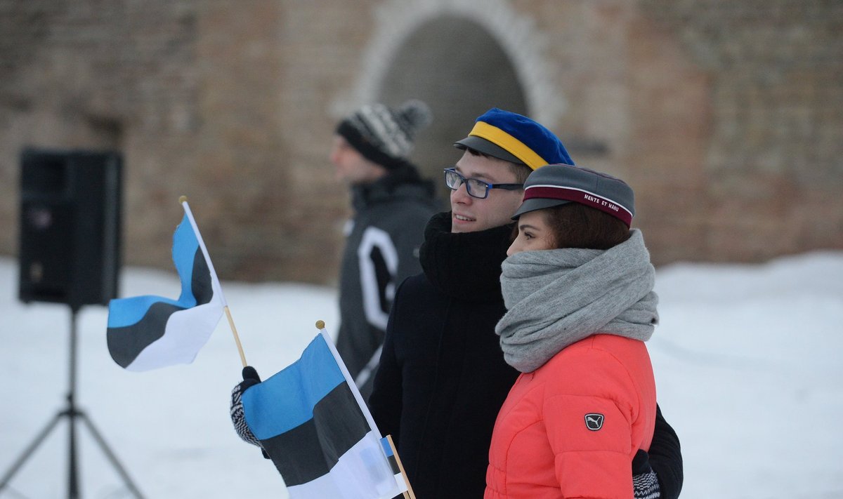 Lipuheiskamine Narvas vabariigi aastapäeval 2016.