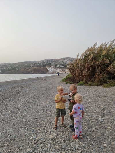 Eesti lapsed üheskoos armsa kuurortlinnakese Salobreña rannas