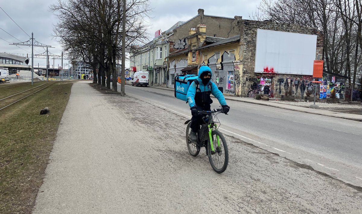 SEADUS ON NÕRKADELE! Toidukuller sõidab mööda kõnniteed, kuigi autotee tema kõrval on täiesti tühi ja sõidukõlbulik. Sõidutee ei sobi talle, sest tegemist on ühesuunalise lõiguga ja rattur liigub vastassuunas.