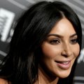 Kim Kardashian rööviti Pariisi hotellis relva ähvardusel paljaks, kahju mitme miljoni eest