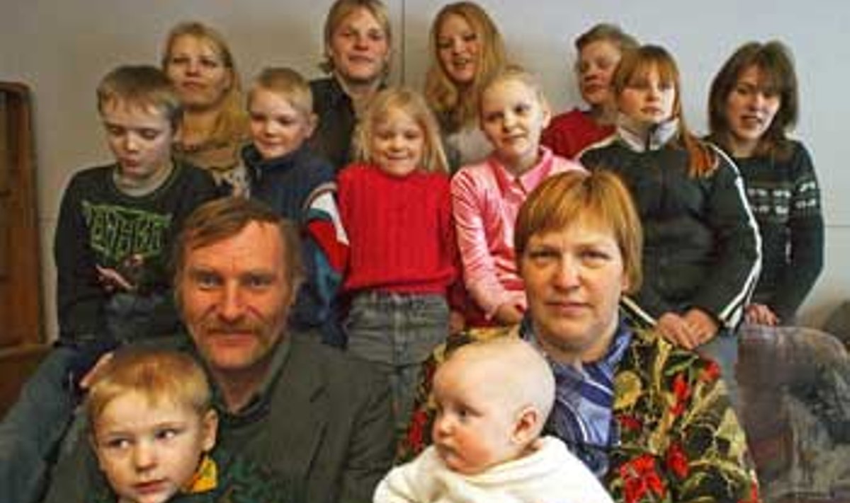 IN CORPORE: Isa Viljari (45) süles on Kaimo (3)  ja ema Aivi süles on Ere (7 kuud). Nende taga vasakult Mart (11), Hillo (7), Ege (5), Kalli (10), Talvi (12), viimases reas vasakult Silja (22), Aigar (17), Piia (16), Tenno (15), Vilja (24). Ingmar Muusikus