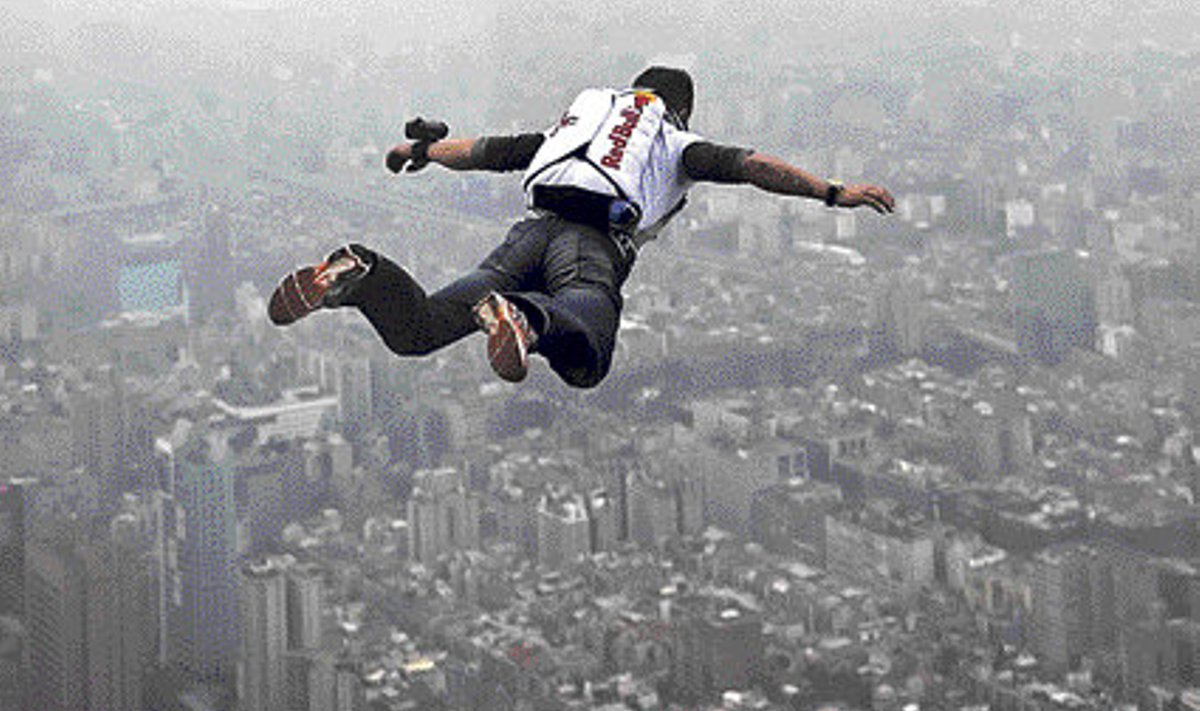 Baumgartner pärast pilvelõhkuja otsast alla hüppamist Taipeis.
