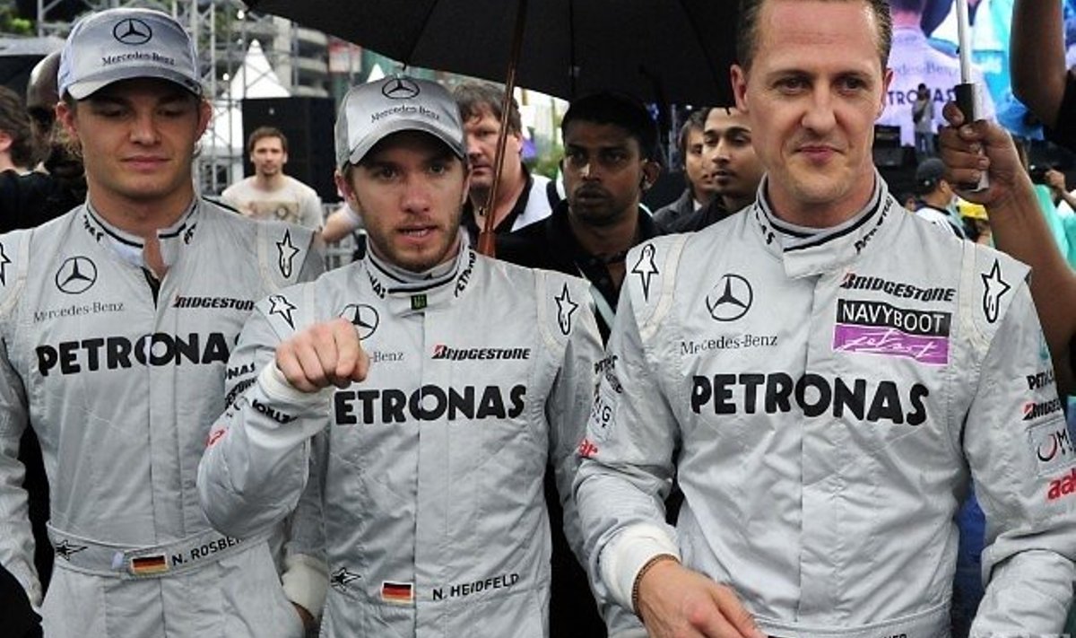 Mercedes GP testisõitja Nick Heidfeld, Nico Rosbergi ja Michael Schumacheri vahel, vormel-1