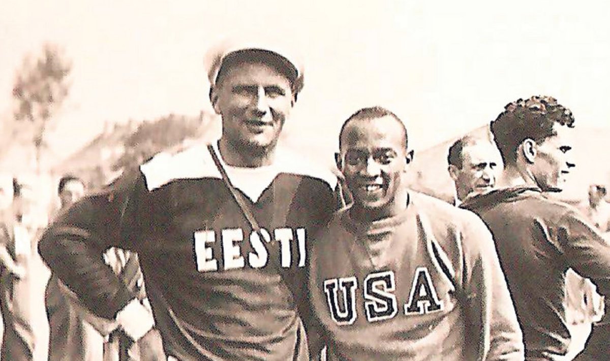 Koit Annamaa 1936. aasta suvel  Berliini olümpiaküla harjutusväljakul  koos mängude neljakordse võitja  Jesse Owensiga.