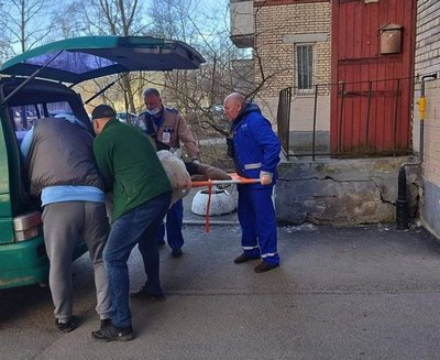 Волонтеры уже полтора года помогают эвакуировать тяжело больных беженцев из оккупированных Россией областей Украины