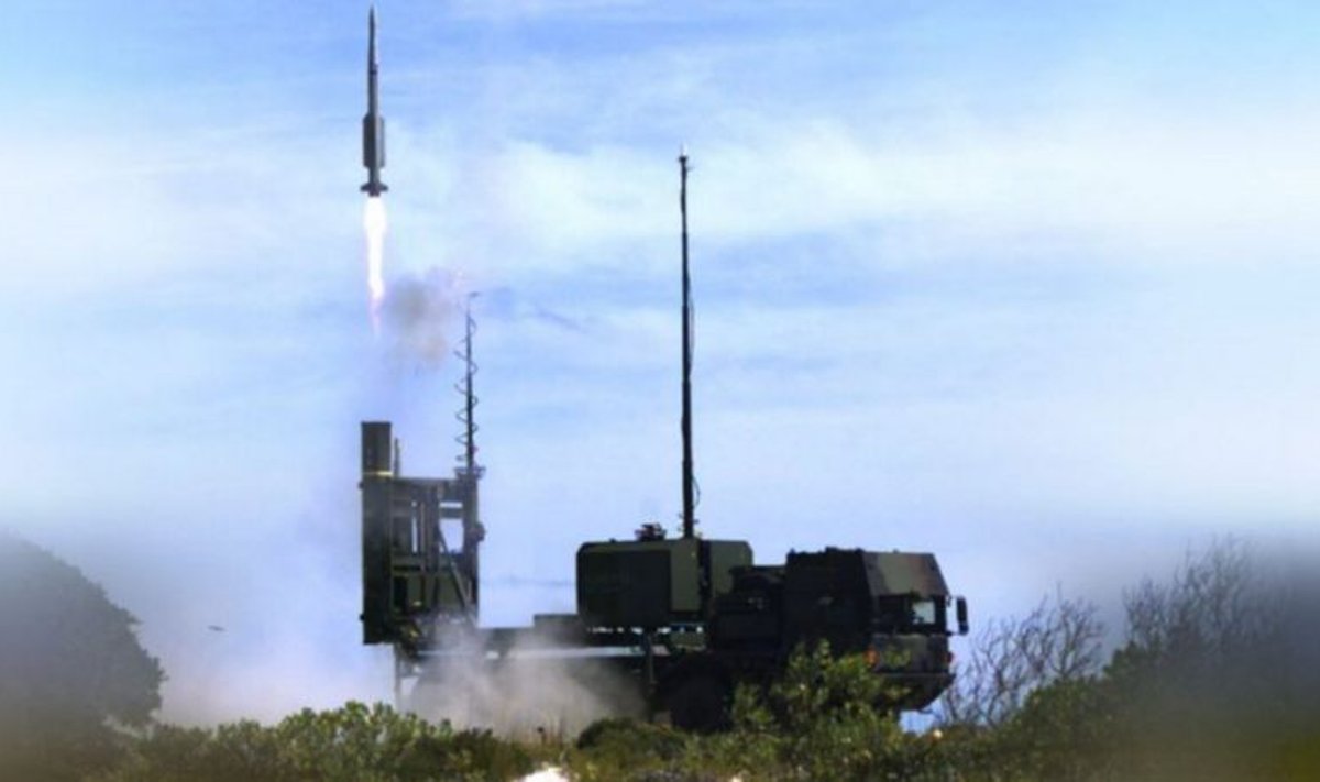 Eestist ja Lätist saavad regioonis esimesed IRIS-T raketil põhineva keskmaa õhutõrjekompleksi kasutajad. Süsteem ise on Ukraina sõjas laitmatut teenistust näidanud.
