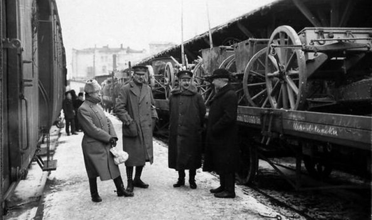EESTI SÕBER: USA armee kapten Krantz (sigariga) inspekteerib Tallinnas rongi sõjavarustusega. 