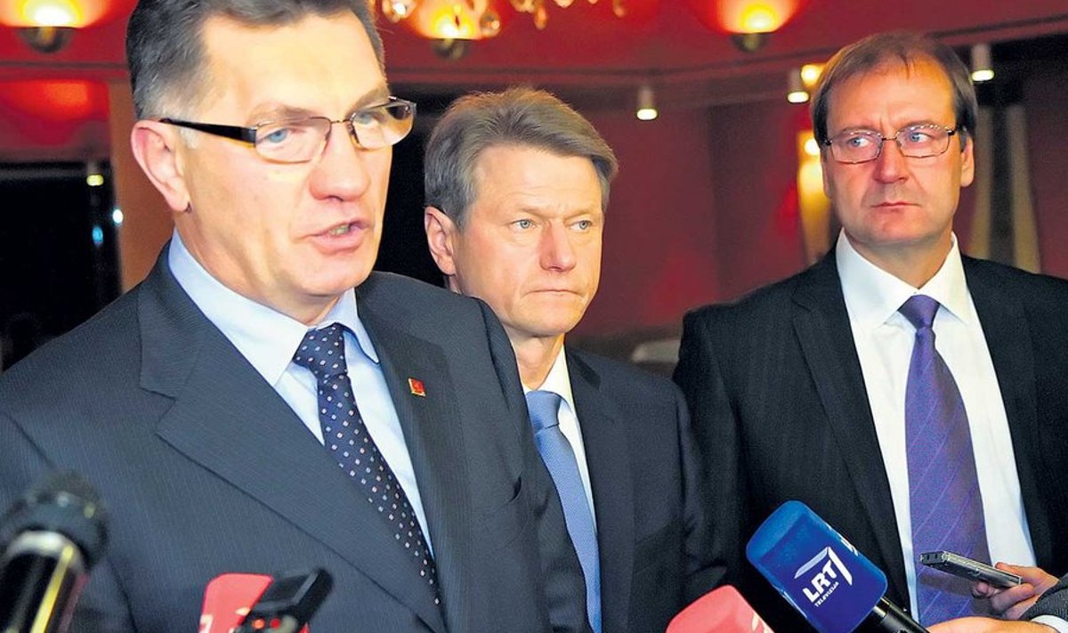 Valimistel võidutsenud vasakpoolse koalitsiooni poliitika on muutunud. Koalitsioonijuhid (vasakult) peaminister Algirdas Butkevičius, Rolandas Paksas ja Viktor Uspaskihh