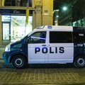 Soomes loata juhtimise eest kinni võetud eestlane näris vihast sõrme katki ja määris politseiautot verega