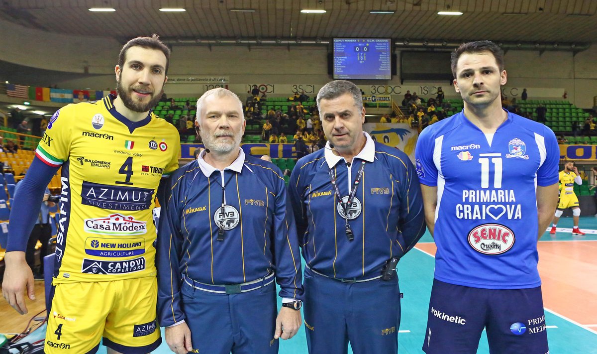 Tiit Kõiv (vasakult teine) Modena ja Craiova mängul õigust mõistmas.