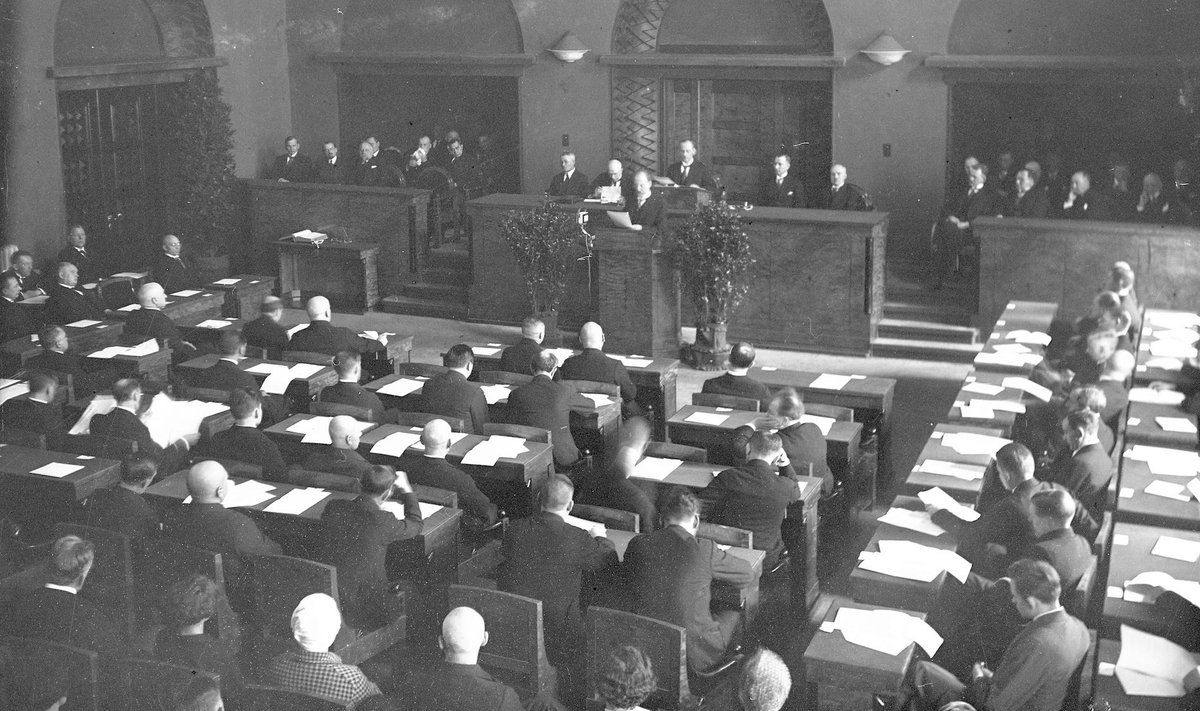 Eesti Vabariigi riigikogu koosolek. Parlamendis oli palju erakondi, mistõttu purunesid valitsuskoalitsioonid päris tihti: 13 aasta jooksul oli võimul 17 valitsust.