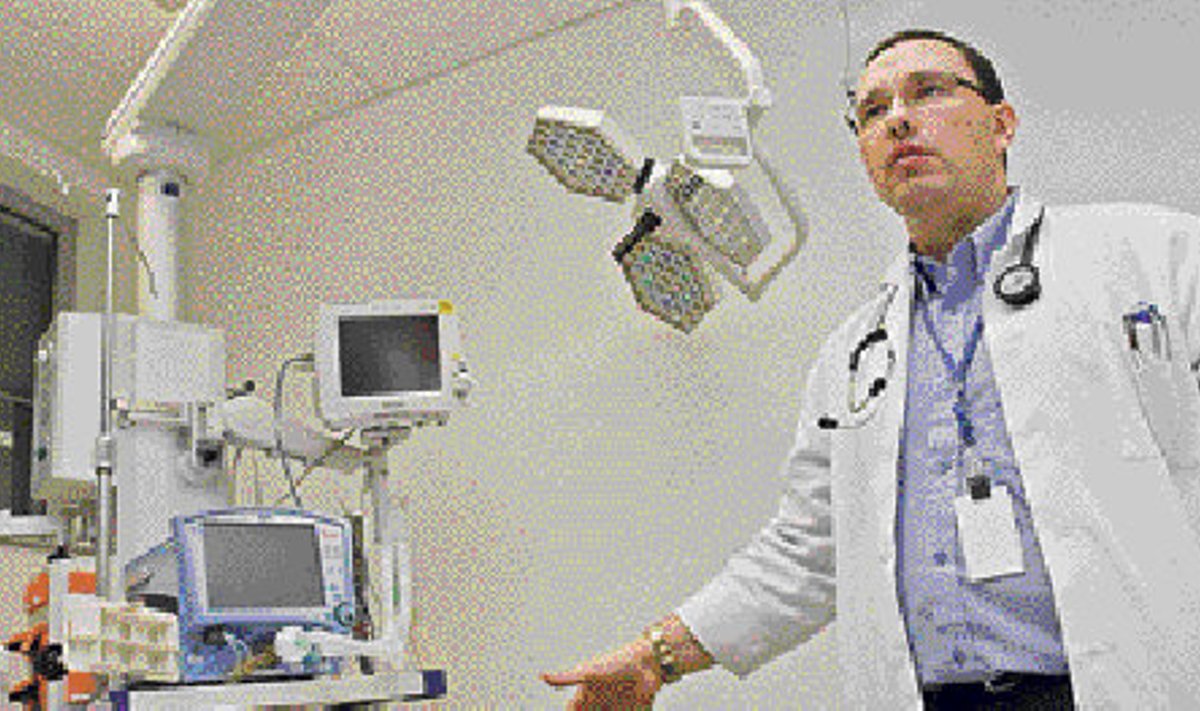 Doktor Arkadi Popov näitab elustamissaali uut moodsat aparatuuri – erilised konsoolid võimaldavad arstidel vabalt patsiendi ümber liikuda.