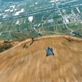 Скайдайвер создал костюм в виде ковра-самолета из „Алладина“. Он летает!
