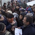 FOTOD: Makedoonia lasi väikese arvu pagulasi Kreekast üle piiri