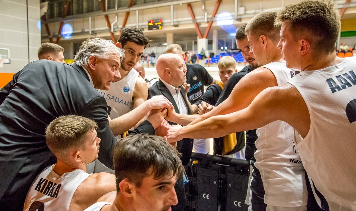 Gert Kullamäe (vasakul) ja Toomas Annuk Pärnu Sadamat juhendamas