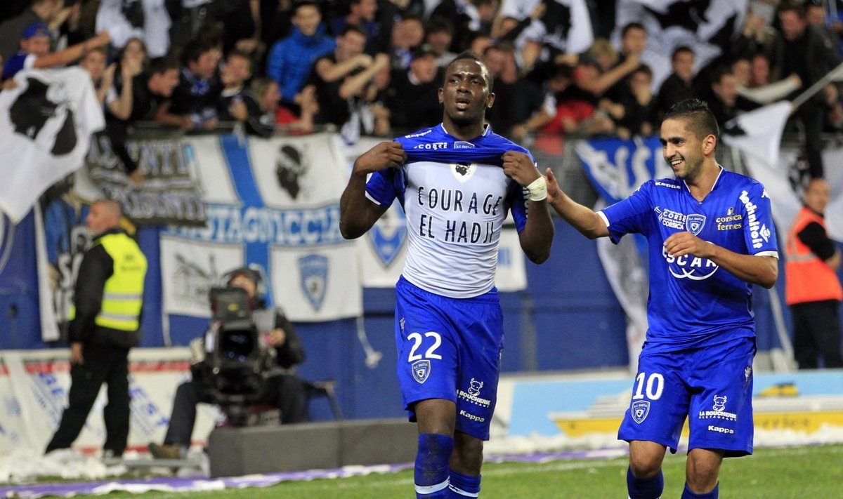 Christopher Maboulou paljastas 2014. aasta oktoobris Monacole väravat lüües mängusärgi all peidus olnud sõnumi, millega avaldas toetust jalaluu murdnud tiimikaaslasele  El-Hadji Ba'le.