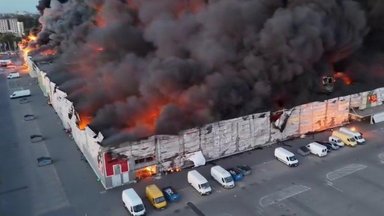 VIDEOD | Varssavis süttis suur kaubanduskeskus, enamik hoonest on leekides
