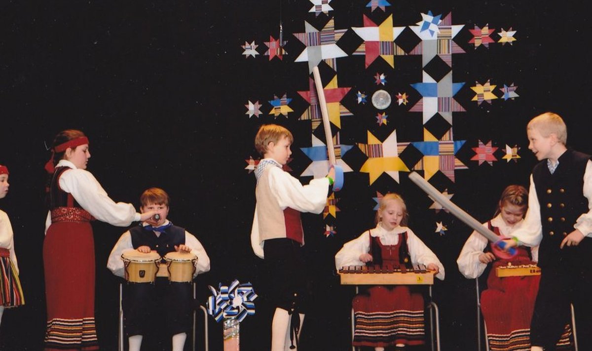 Varbola ja Märjamaa laste esinemine festivalil “Regilaul uues kuues”. Foto Gaili Ilisson