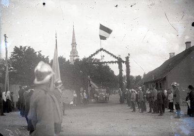 Saksa Põhjakorpuse juhataja, Eestimaa sõjakuberner kindral Adolf von Seckendorff läbisõidul Simunas.