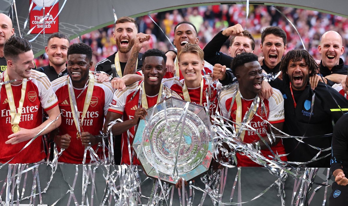 Arsenali mängijad superkarika võitu tähistamas.