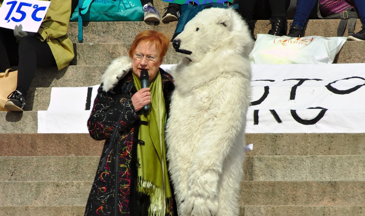 ROHELINE: Tarja Halonen ja jääkaru 2019. aastal toimunud noorte kliimastreigil.