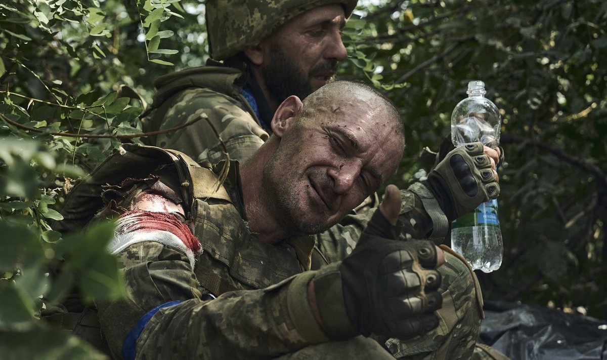 Раненый украинский военный в ожидании эвакуации