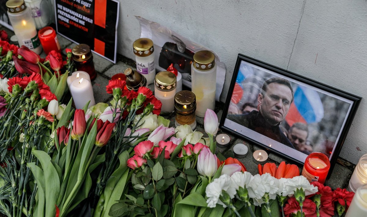 Lilled, küünlad ja Navalnõi portree Varssavi Venemaa saatkonna juures.