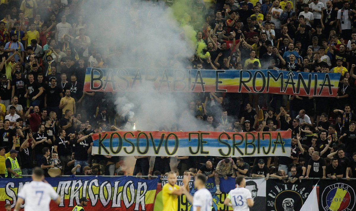 на трибунах баннеры с сербским флагом и надписью „Косово – это Сербия“