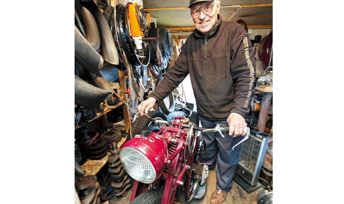 84aastane Viljandimaa mees Heino Reinjärv leiab endas jätkuvat indu mootorrattaid korda teha.