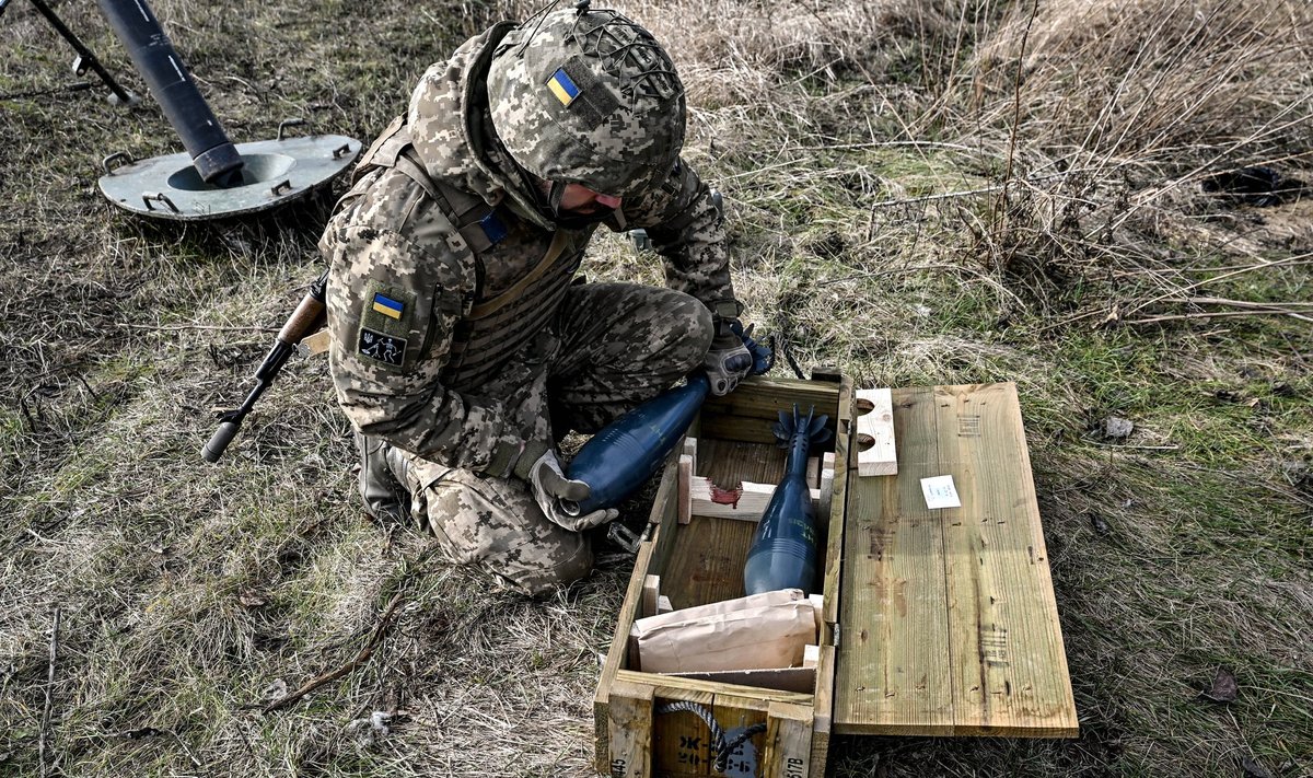Ukraina sõjaväelane võtab laskemoonakastist mürsu.