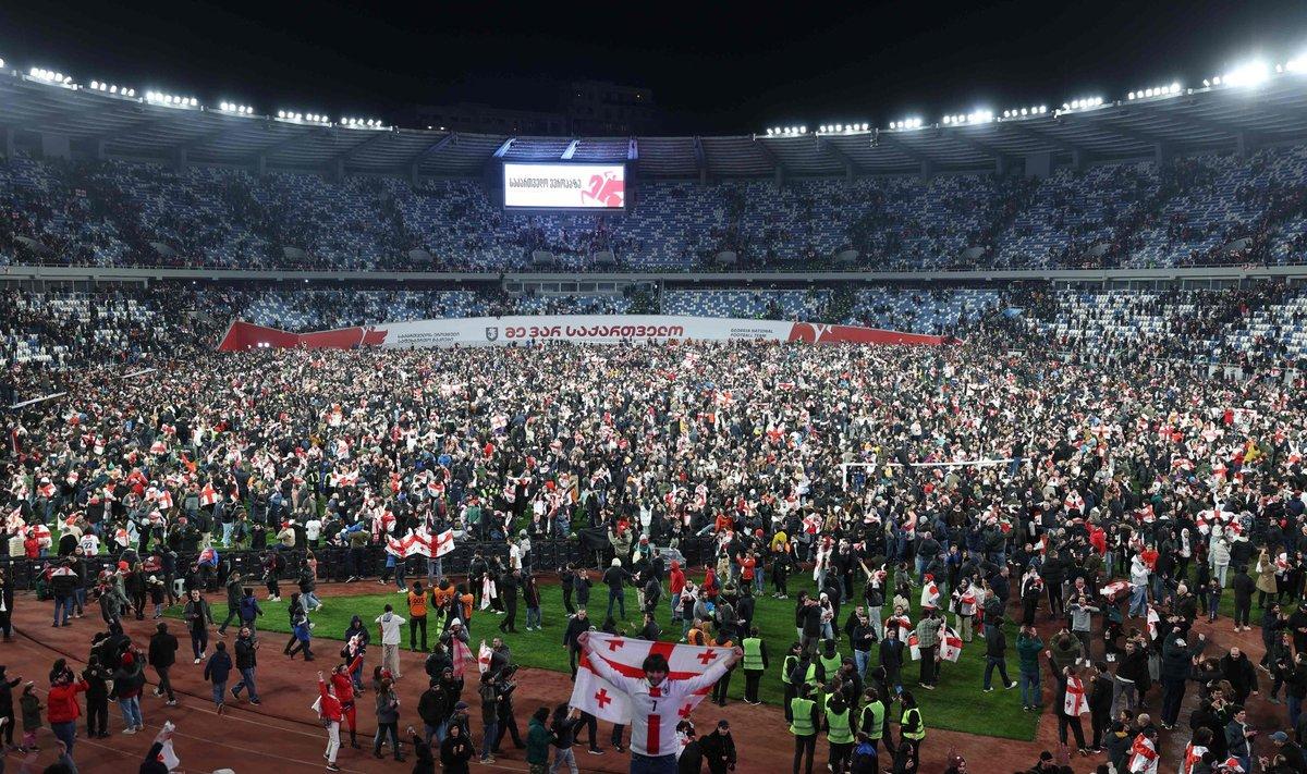 Тысяча грузинских болельщиков устремилось на пале, чтобы отпраздновать историческую победу
