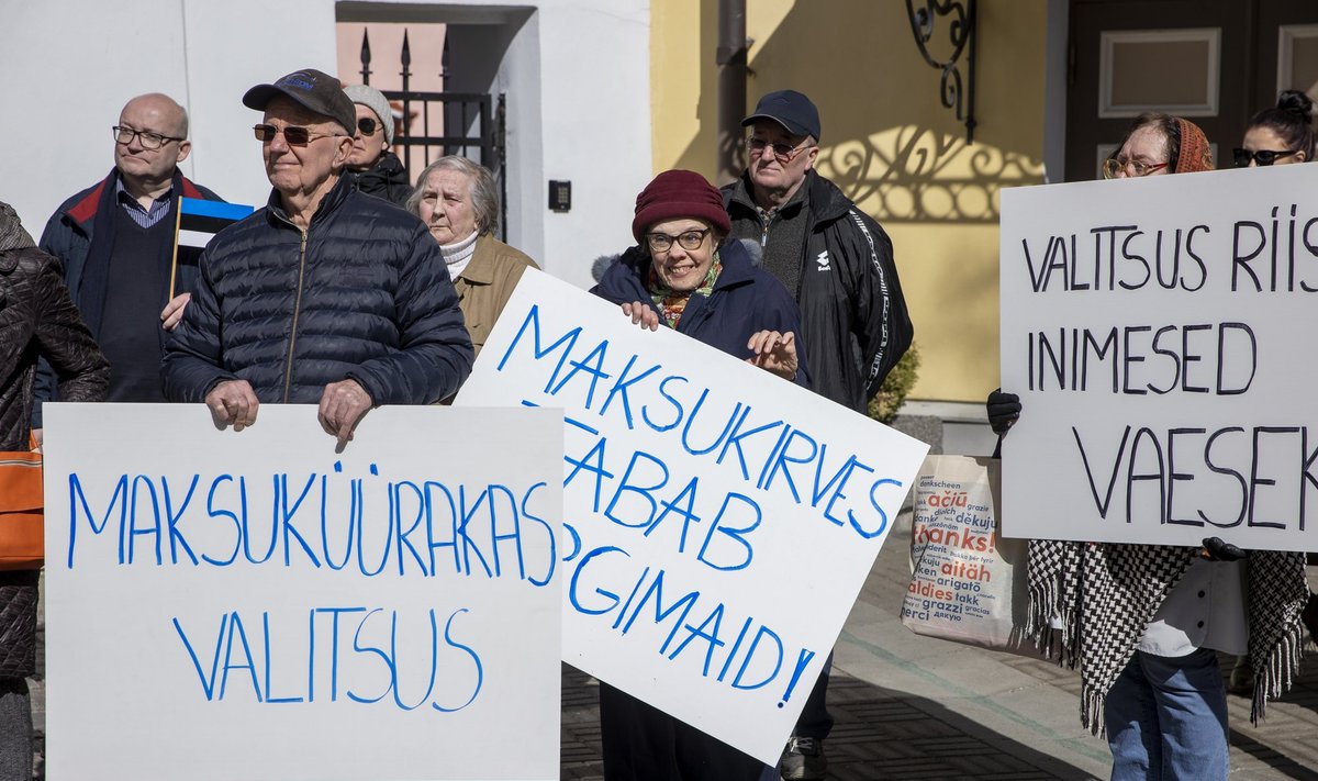 Keskerakonna maksutõusuvastane pikett Stenbocki maja ees 20.04.2023.