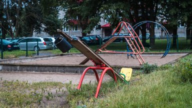 Tallinna pargis pakkus poolalasti mees lastele kommi