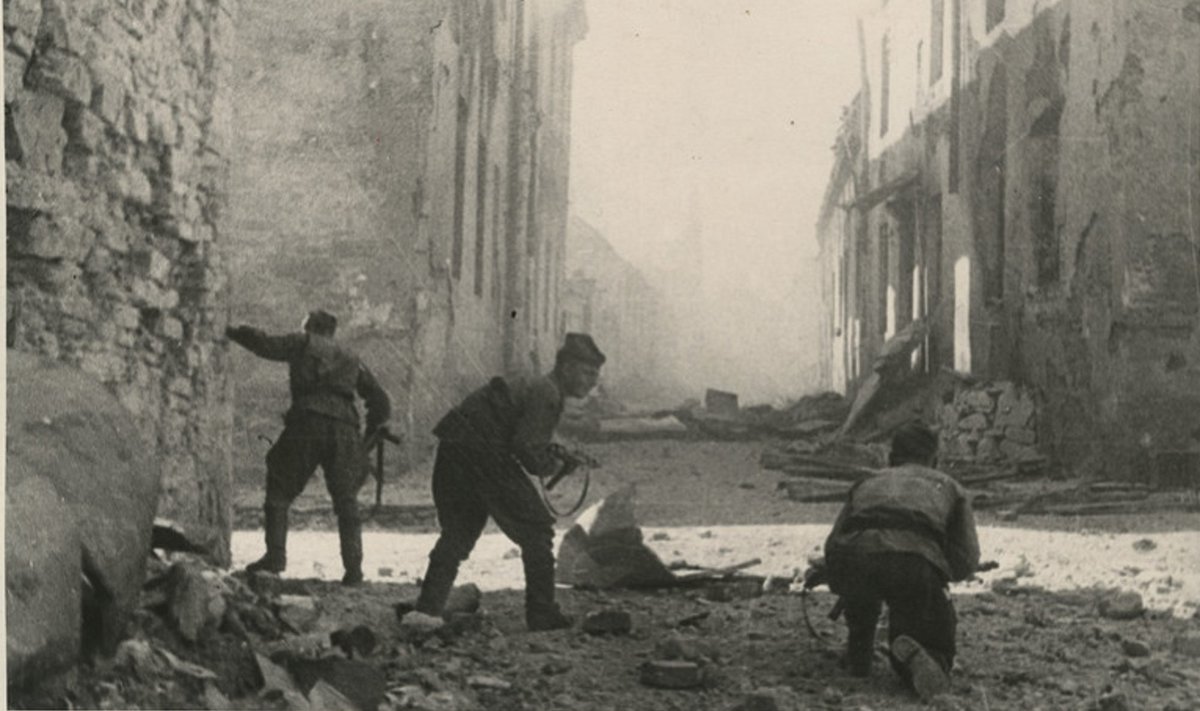1944: Nõukogude armee luurajad Narva varemete vahel.