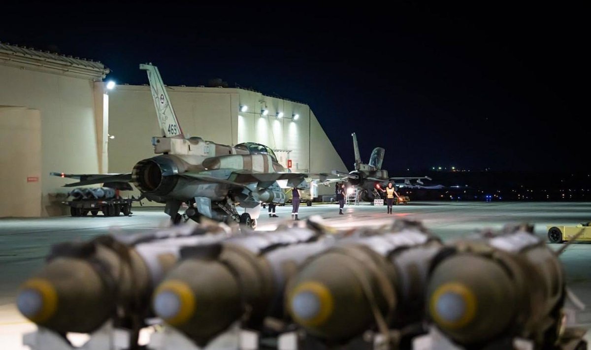 Американские бомбы JDAM на авиабазе Израиля