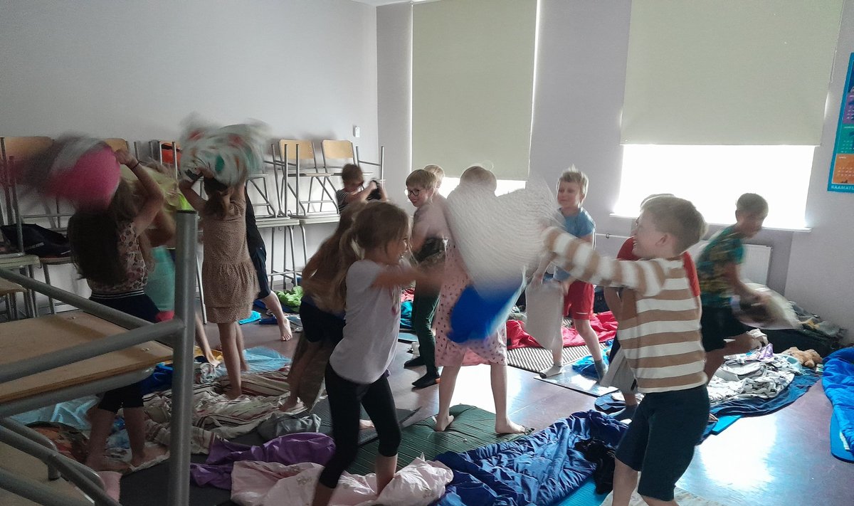 Ühes klassiruumis käis padjasõda