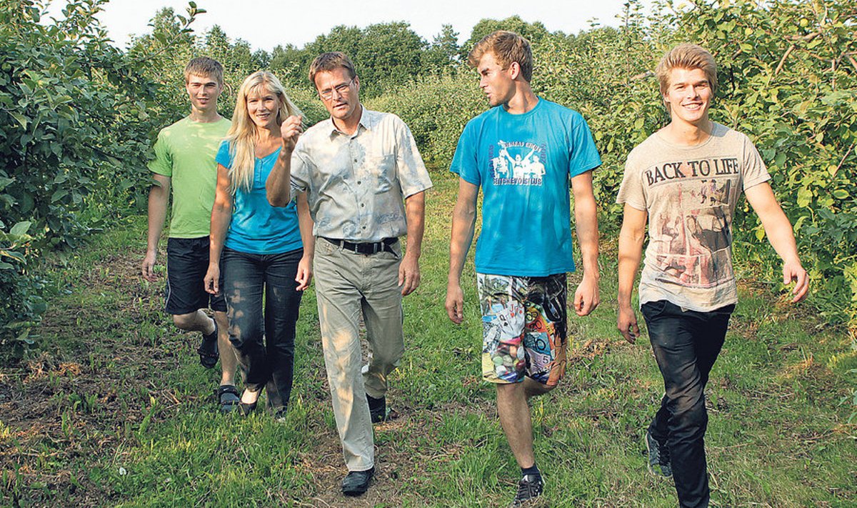 Halika  Õunatalu aedades  on tööl kogu Kasvandite pere.  Vasakult:   Lauri,  pereema Ille,  peremees Kalmer ning Alari ja Henri.