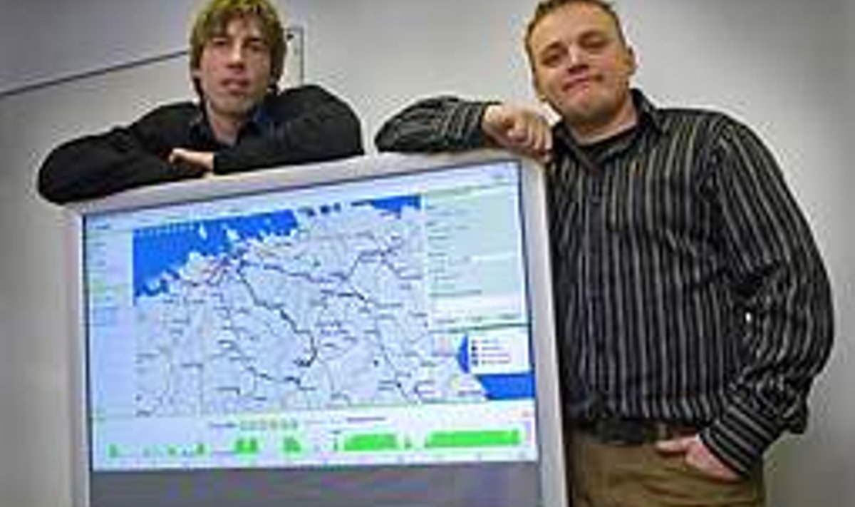 JÄLITAJA PEREMEHED: Navireci turundusjuht Silver Laus (vasakul) ja juht Reigo Rusing müüvad tarkvara, mille abil saab ettevõtte juht hetkega teada müügimeeste asukoha. Vallo Kruuser