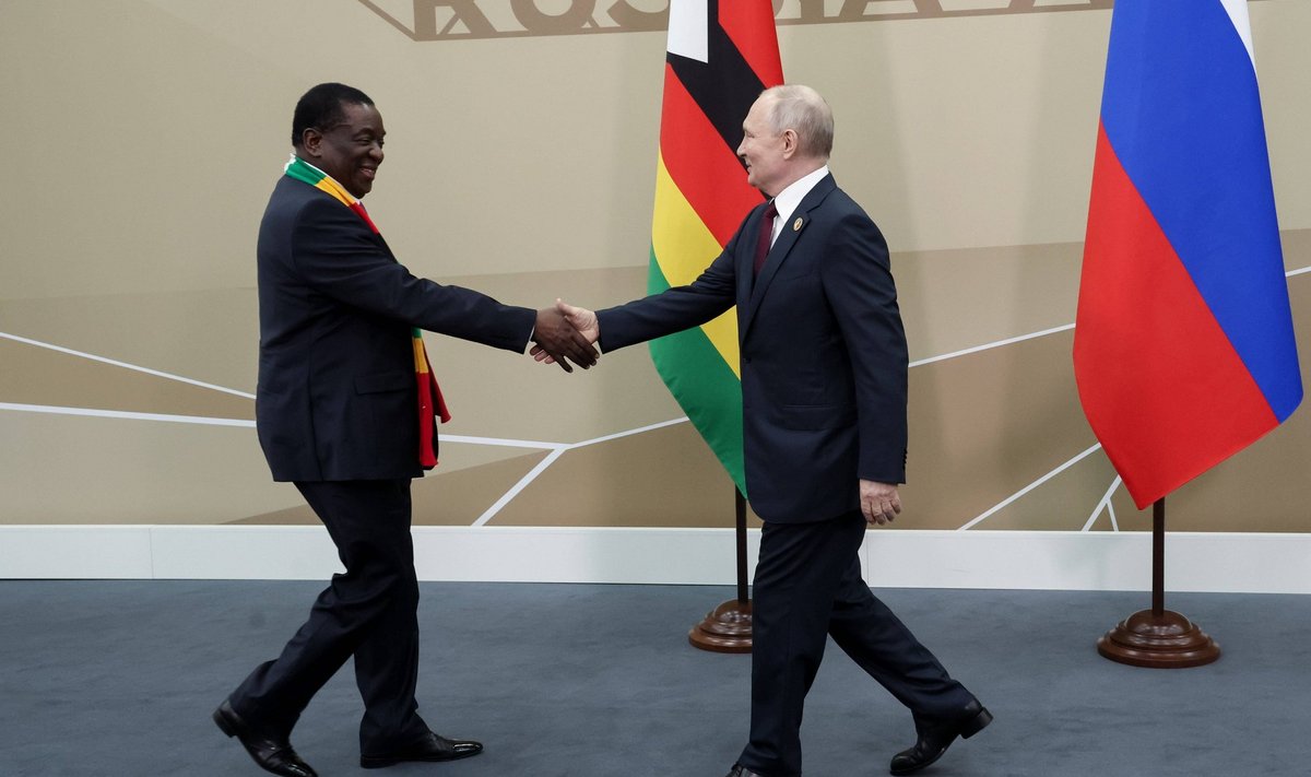 KUIDAS VÕITA SÕPRU JA MÕJUTADA INIMESI: Venemaa president Vladimir Putin (paremal) Zimbabwe kolleegi Emmerson Mnangagwaga, kellele ta kinkis helikopteri.