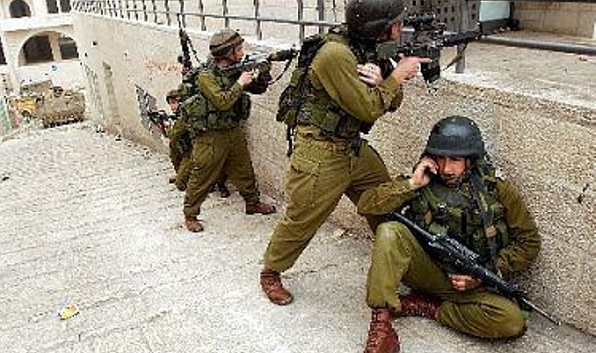 Iisraeli sõdurid piiravad kirikut