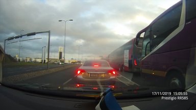 VIDEO | Ohtlik olukord: kaks Lux Expressi bussi sõitis Ülemiste keskuse juures punase tule kiuste üle ristmiku