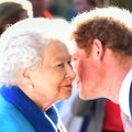 Moodne vanaema! Kuninganna Elizabeth II kasutab kaht levinud moodust, kuidas oma lähedastega pandeemia ajal ühendust hoida
