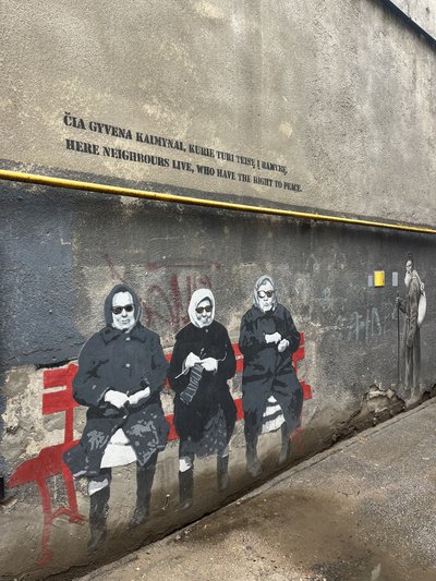 Ära unusta läbi hüpata kunstnik Vytenis Jakase loodud hoovigaleriist, mille külastamine on muuseas täiesti tasuta ja kus nii koha enda kui ka igal seintelt leitava töö taga on peidus põnev – tõsi, sageli hingekriipiv – lugu.