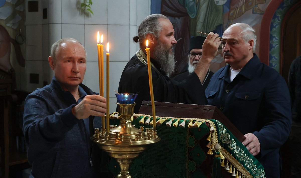 Vladimir Putin ja Aljaksandr Lukašenka (paremal) külastasid juulis kloostrit.