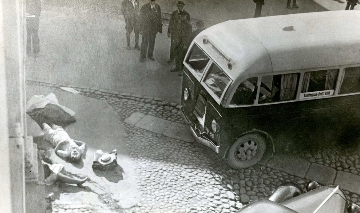 VASTU PUUSÄRGIÄRI SEINA: Tartu traagilisemaidbussiõnnetusi juhtus 5. septembril 1937.
