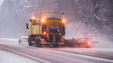 ВИДЕО | Снегоуборочная техника выехала на дороги Таллинна. Жителей рассмешил ее размер
