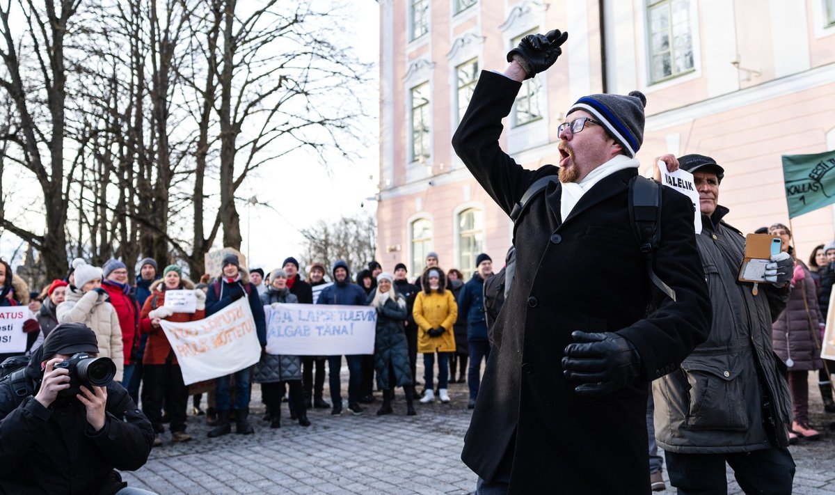 Streigiaegsetele suurtele sõnadele järgnes hiljem vaikne allaandmine.