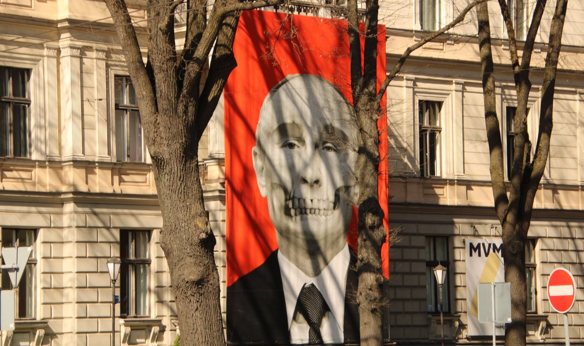 Плакат с изображением Владимира Путина в Риге