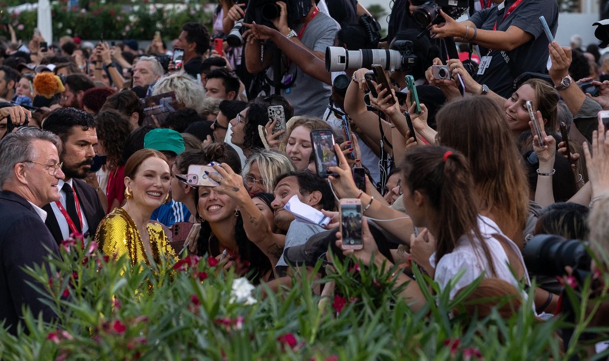 Julianne Moore Pedro Almodóvari uue filmi „The Room Next Door“ esilinastusel Veneetsia filmifestivalil